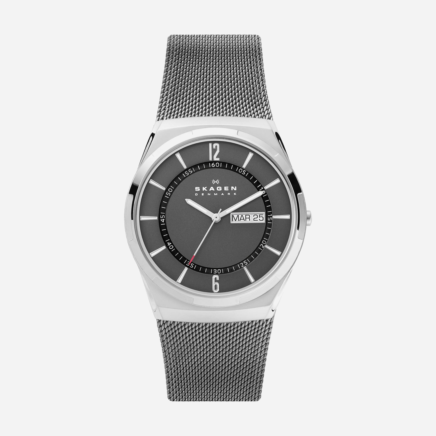 Relógio de pulso com mostrador preto, tarelo de datas e meses, pulseira de malha prateada e caixa prateada.