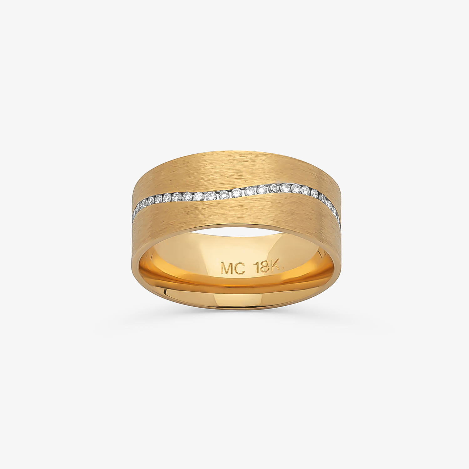 Um anel de ouro 18K com acabamento escovado e uma fileira horizontal de pequenos diamantes no centro.