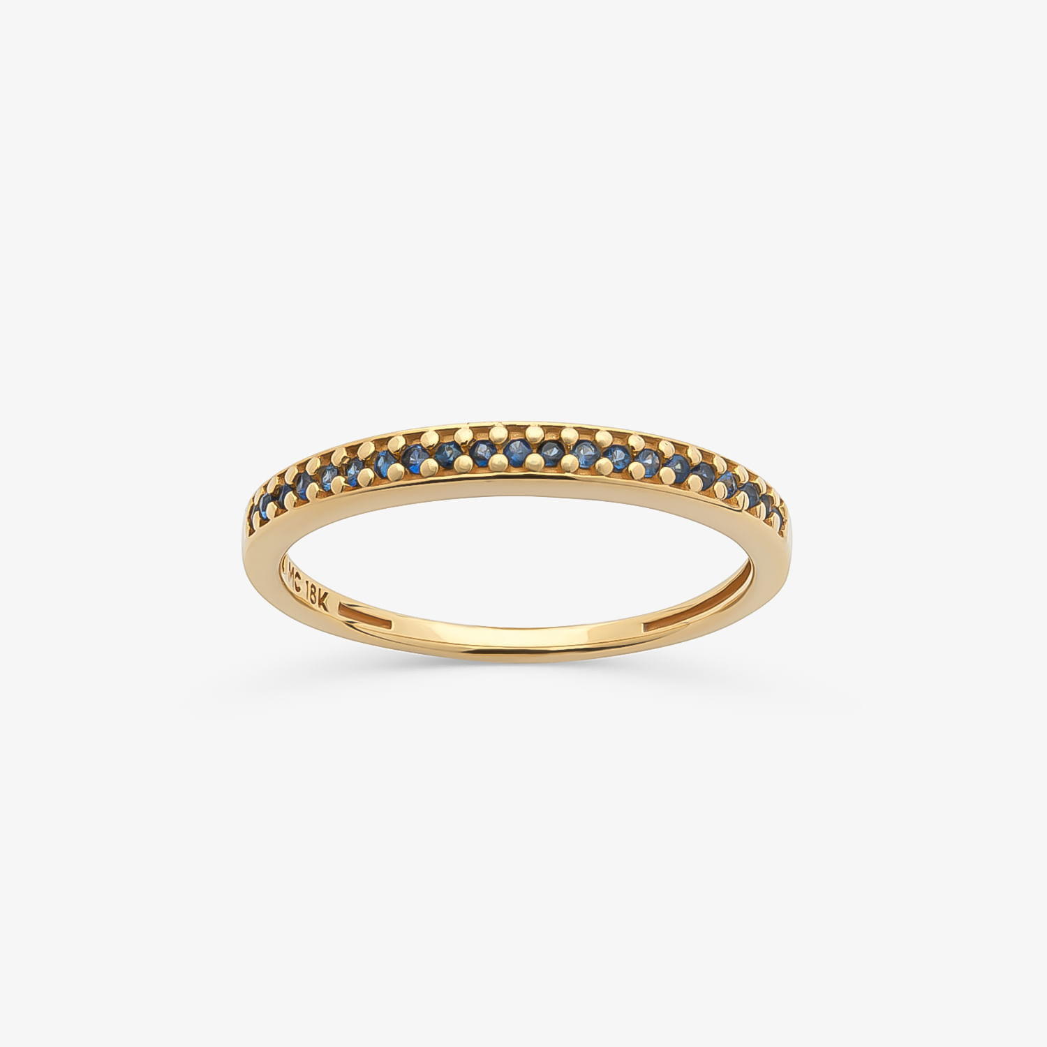 Anel de ouro 18k com pedras azuis na faixa central, com acabamento polido e design delicado.