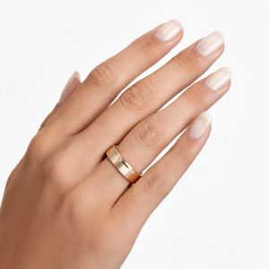 Aliança Anatômica com 2 Pontos de Diamantes com Friso em Ouro Amarelo 18k - 5,5 mm