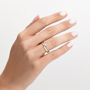 Aliança Anatômica com 5 Pontos de Diamantes em Ouro Branco e Ouro Amarelo 18k - 4 mm
