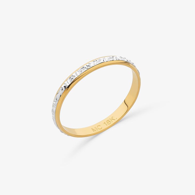 Anel dourado com detalhes em prata e acabamento texturizado na parte superior, marca "MC 18K" gravada por dentro.