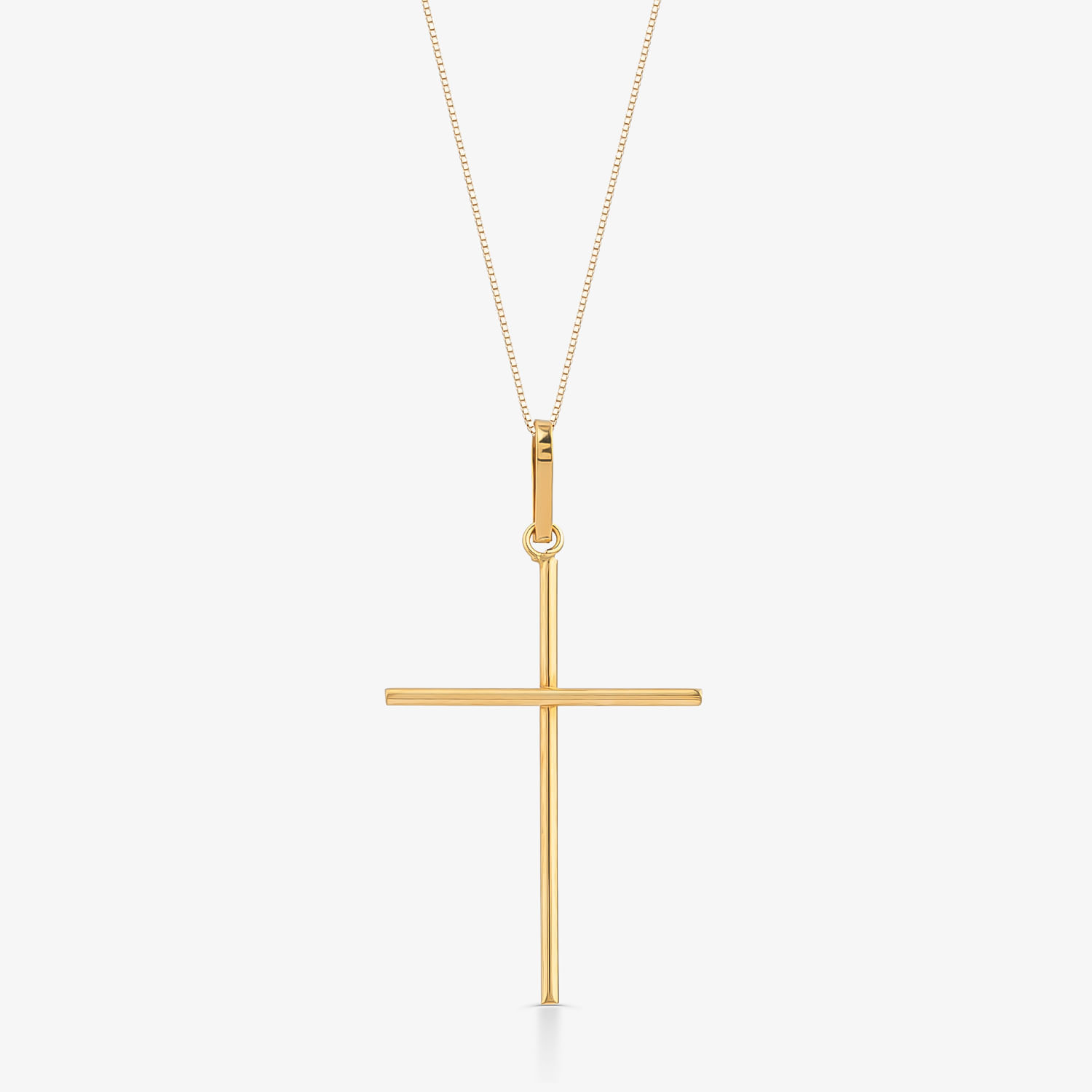 Colar com pingente de cruz dourado em fundo branco.