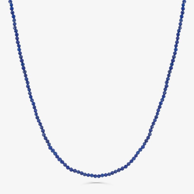 Colar de contas azuis pequenas, formando uma única peça em estilo delicado.