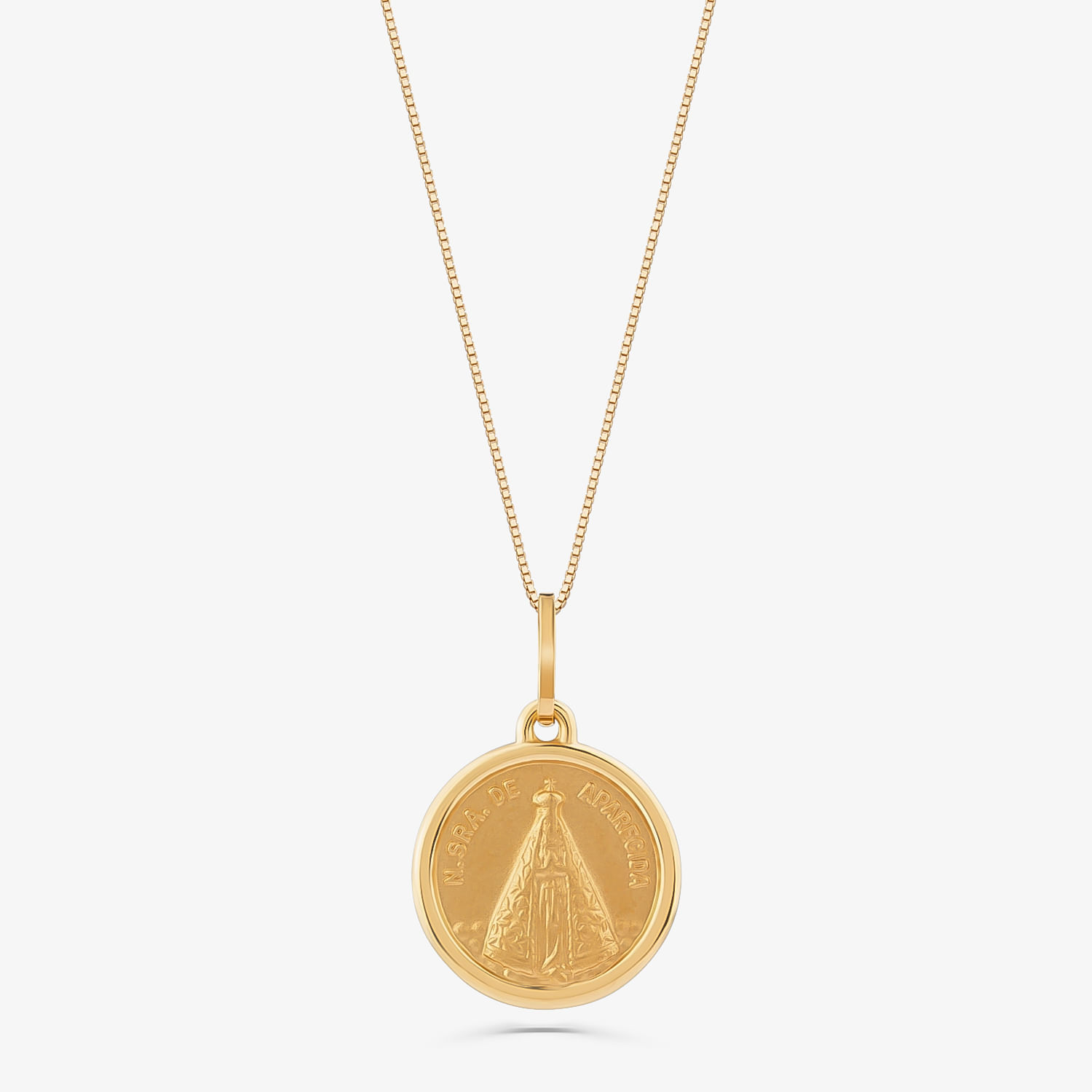 Colar com pingente de moeda dourada com imagem da Nossa Senhora de Aparecida.