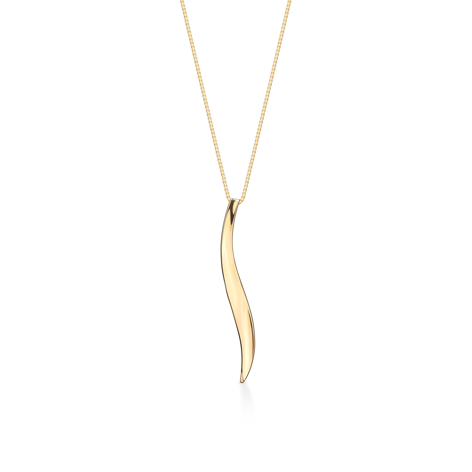 Colar com pingente alongado e curvado em ouro, suspenso por uma corrente fina.