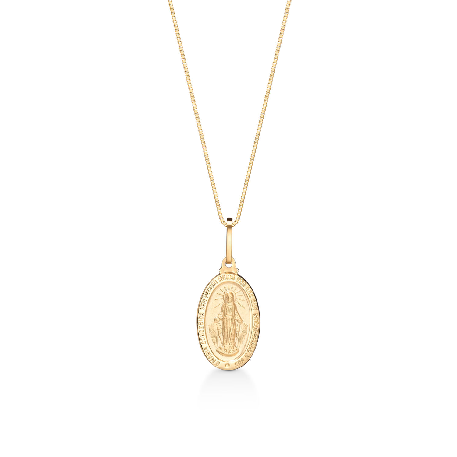 Colar com pingente oval dourado com imagem religiosa e escrita ao redor, em fundo branco.