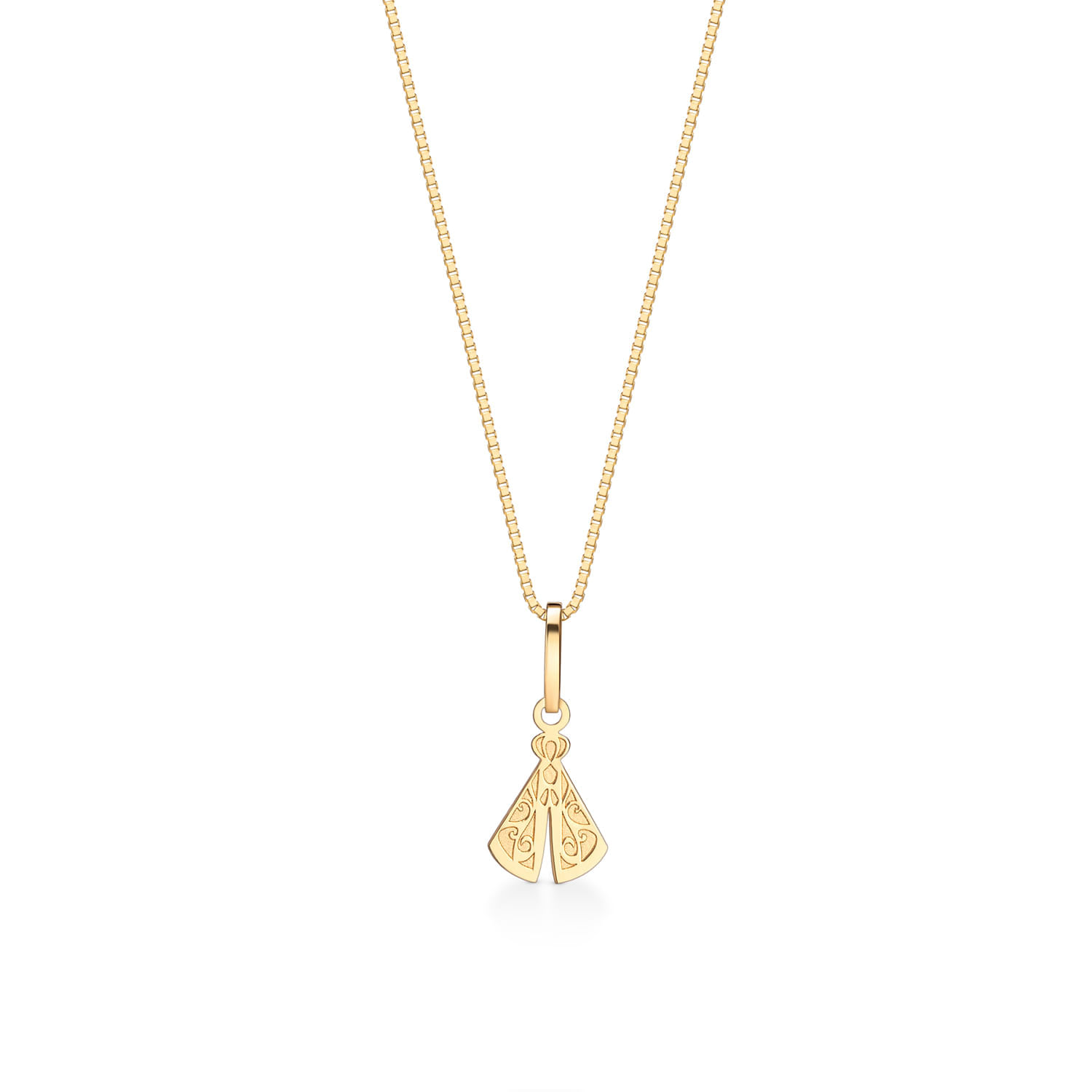 Colar com pingente dourado em formato de leque com detalhes decorativos, suspenso por corrente fina.