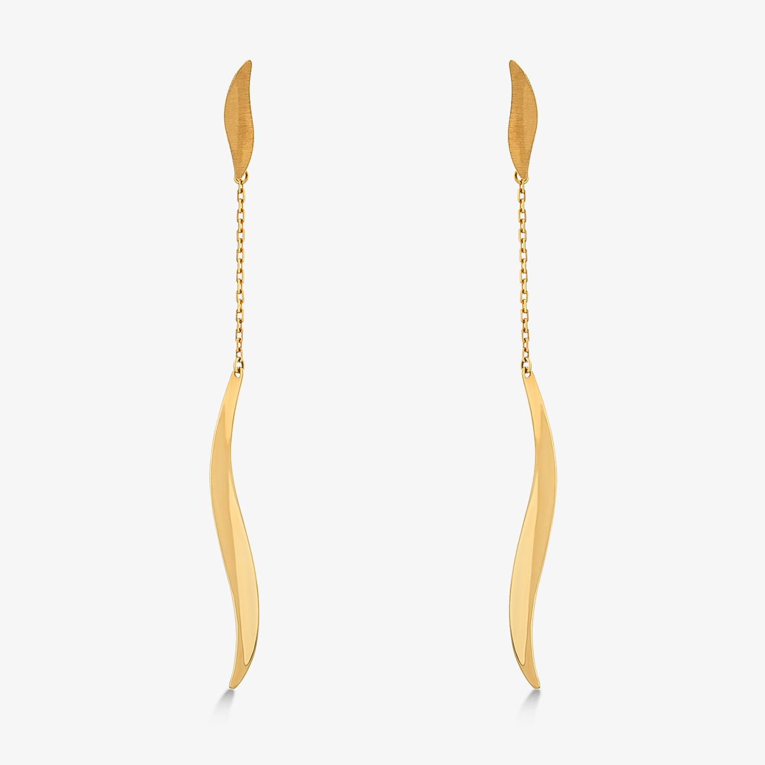 Brincos dourados longos com design ondulado, um com elos de corrente na parte superior.