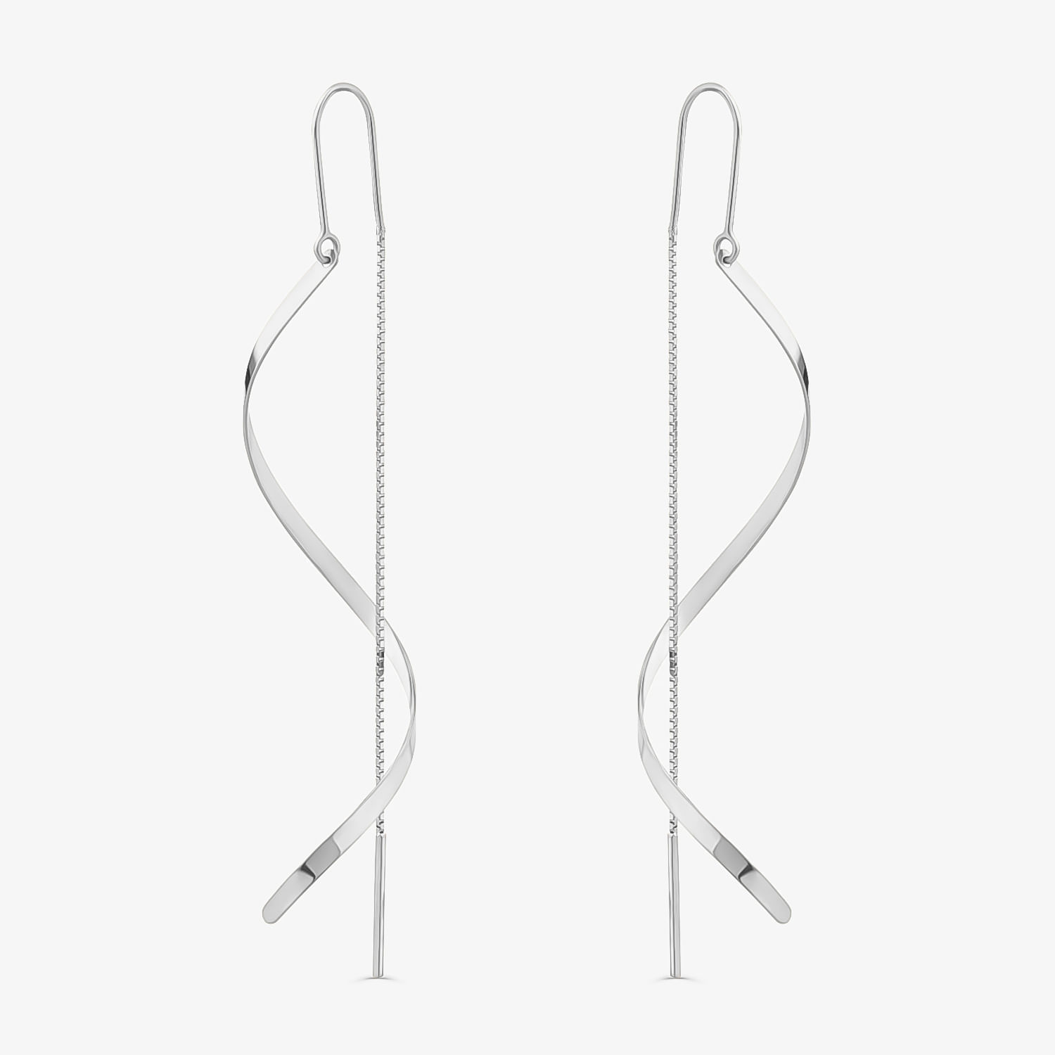 Brincos longos prateados com design de linhas curvas e detalhes de pequenas pedras ao longo das correntes.