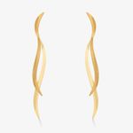 Par de brincos dourados com design elegante e curvado, inspirado em formas orgânicas.
