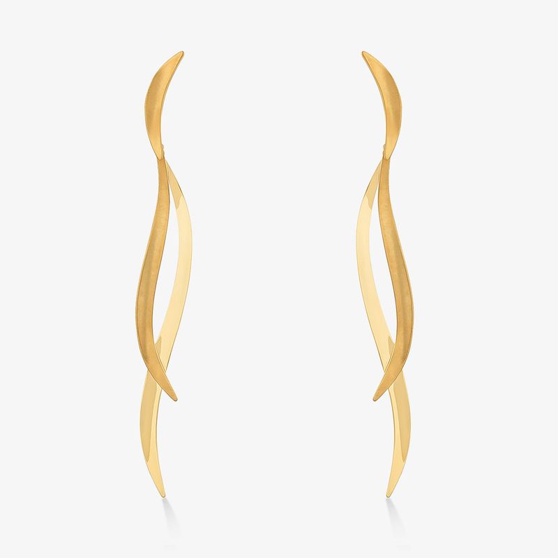 Par de brincos dourados com design elegante e curvado, inspirado em formas orgânicas.