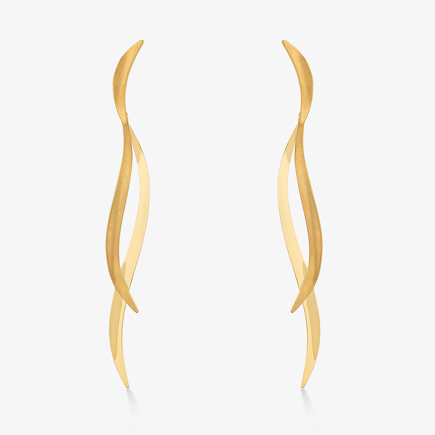 Par de brincos dourados com design elegante e curvado, inspirado em formas orgânicas.