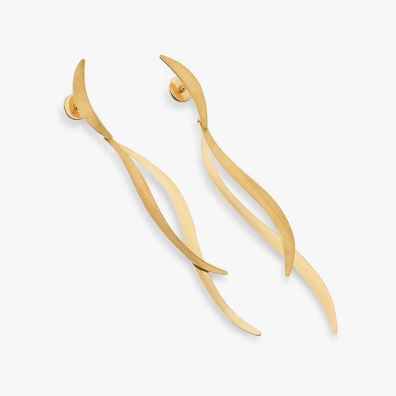 Par de brincos dourados com design alongado e curvado, com acabamento matte e brilhante.