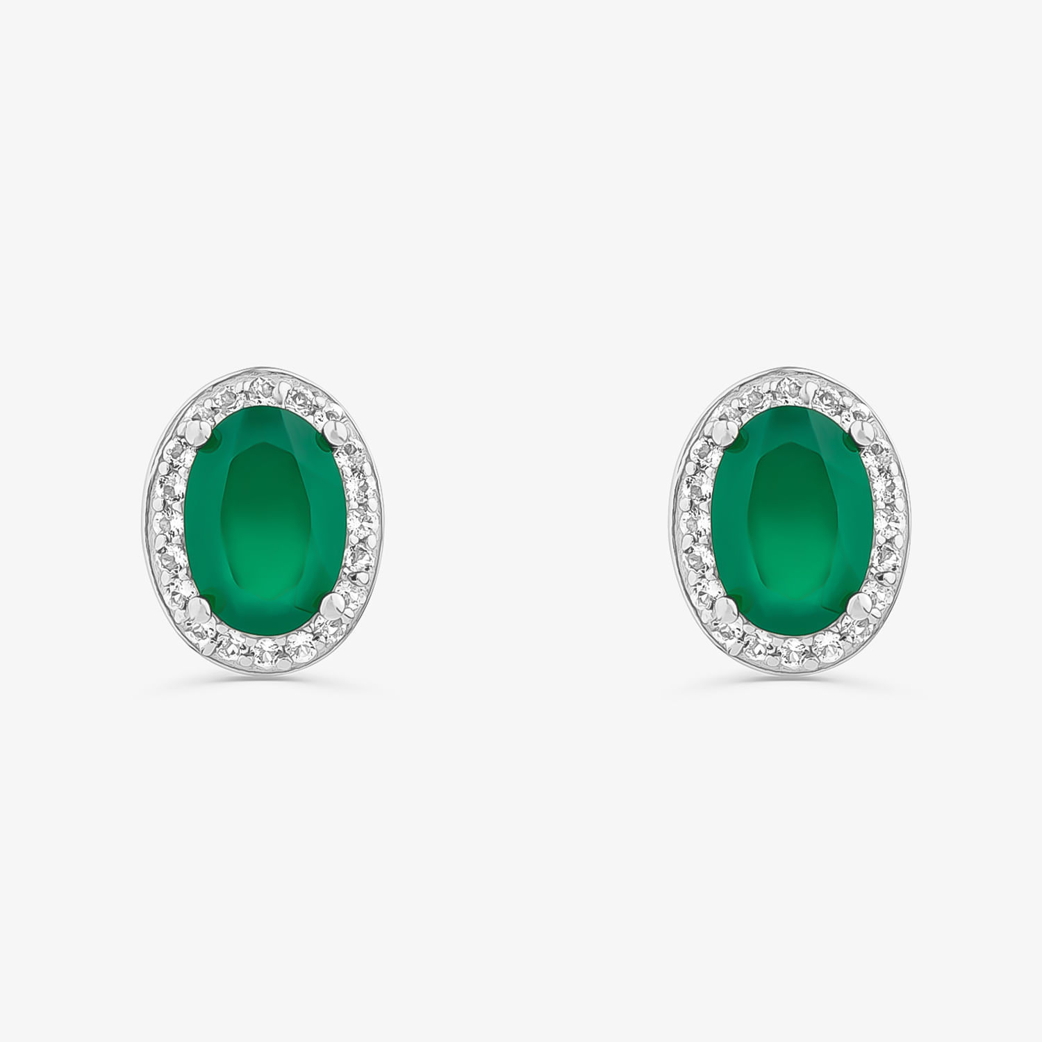 Par de brincos com oval verde escuro e acabamento prateado, cercados por pequenas pedras transparentes.