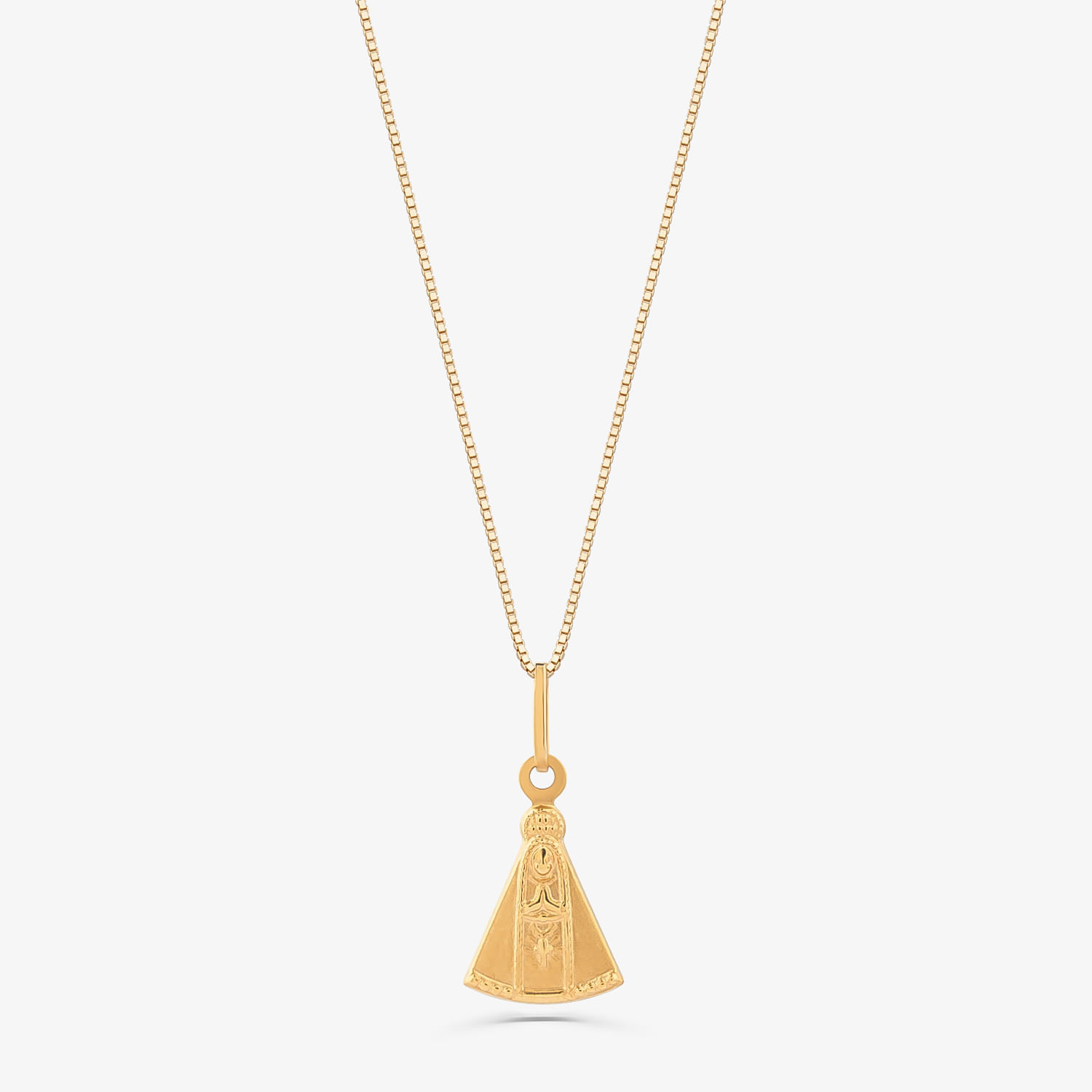 Colar com pingente dourado em forma de imagem religiosa, suspenso por corrente fina dourada.