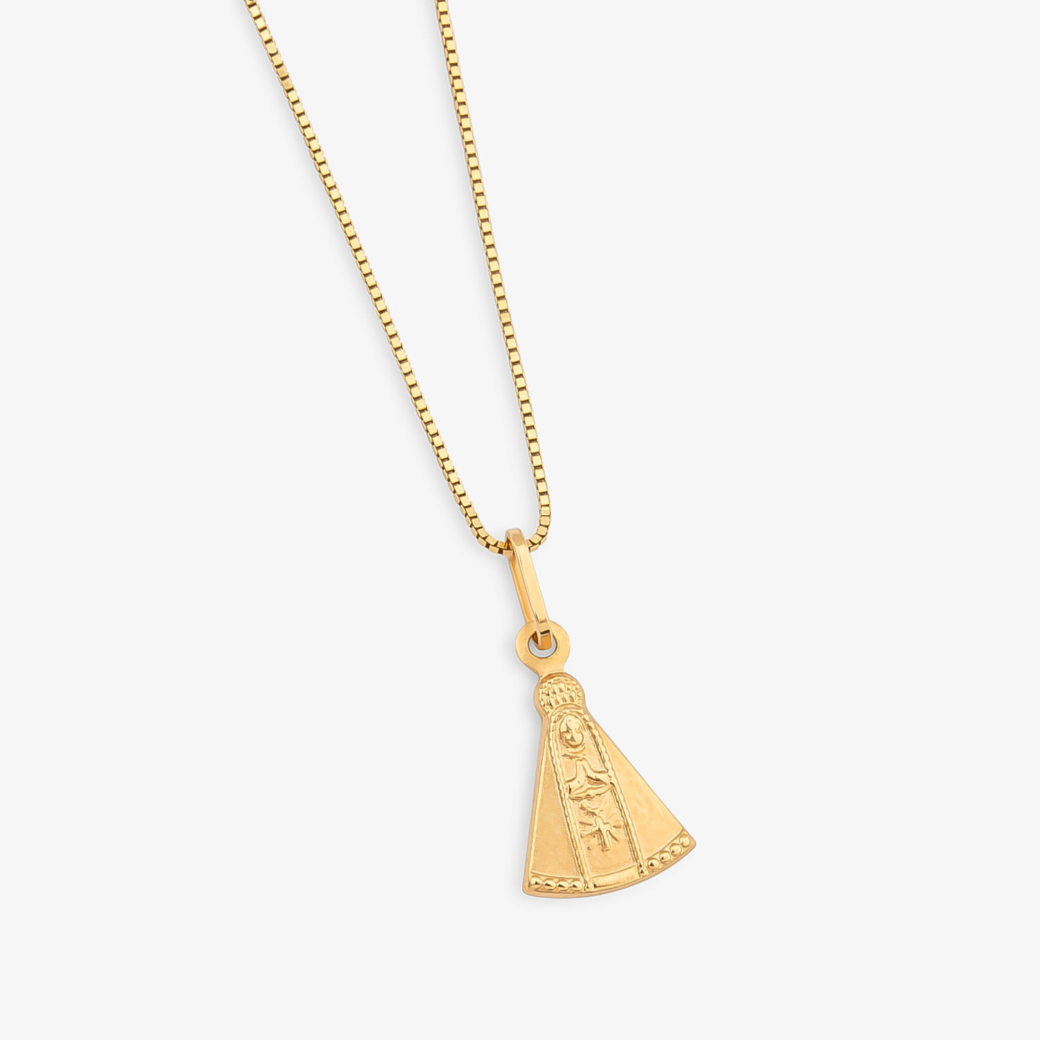 Colar dourado com pingente em formato de amuleto egípcio, com inscrições hieroglíficas e detalhes decorativos.