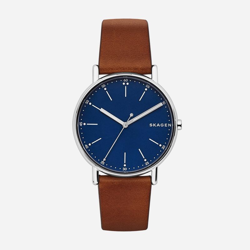 Relógio com mostrador azul, caixa prateada, ponteiros prateados e pulseira de couro marrom.