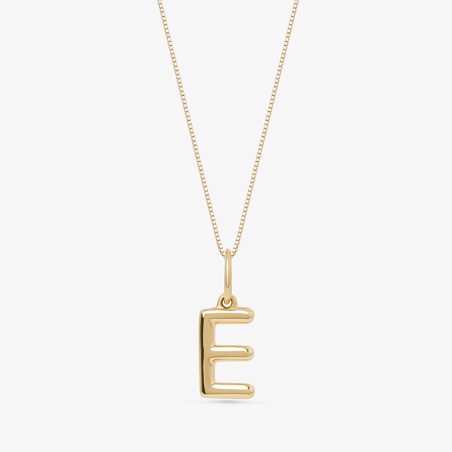 Colar com pingente em forma da letra E, feito em material dourado, com corrente fina e delicada.