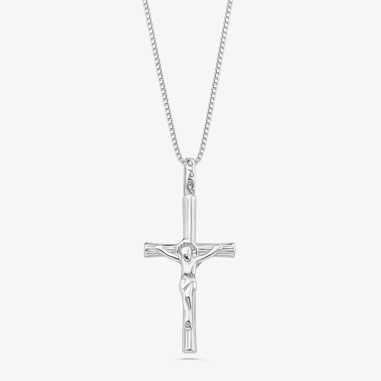 Colar com pingente de cruz com figura de Jesus Cristo em acabamento prateado.
