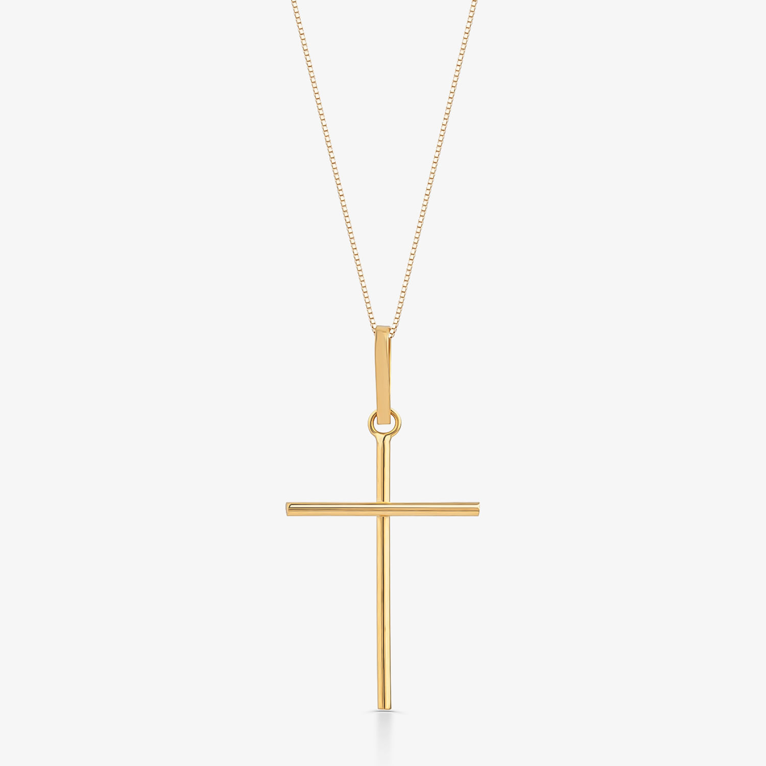 Colar com pingente de cruz dourado em fundo branco.