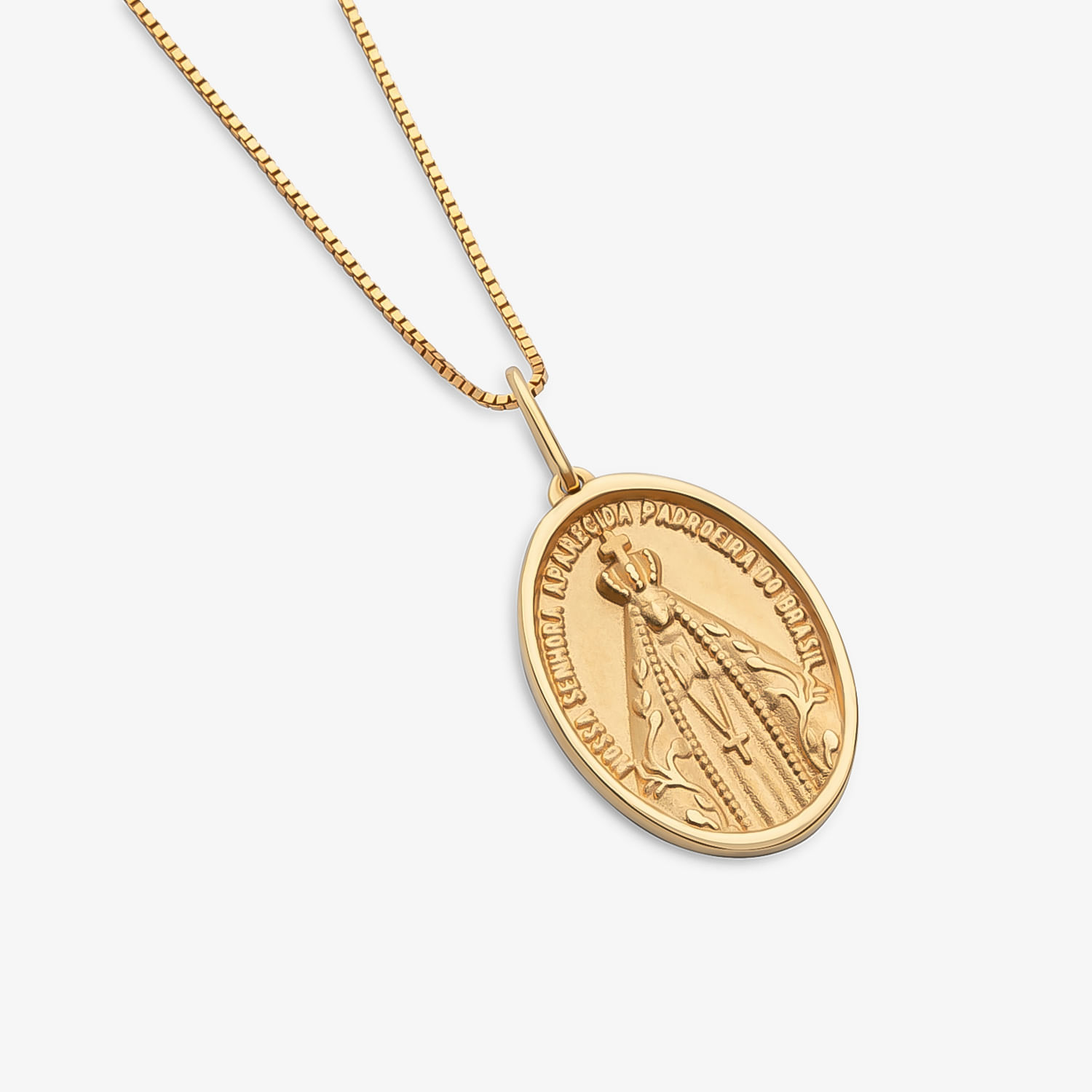 Colar com pingente dourado oval contendo uma imagem de Nossa Senhora Aparecida e inscrição em volta.