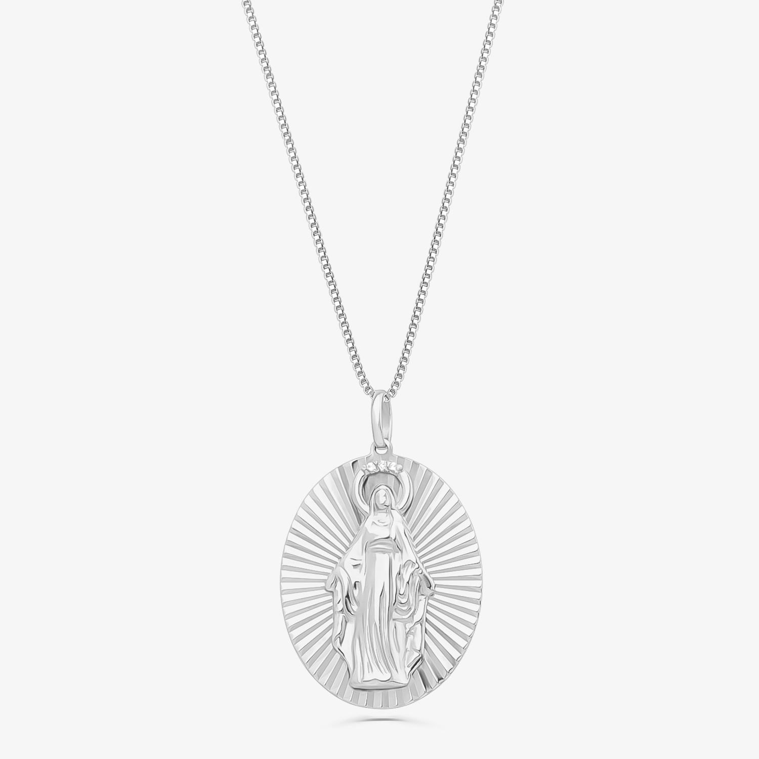 Colar com pingente de uma figura religiosa, com fundo de raios, em metal prateado.