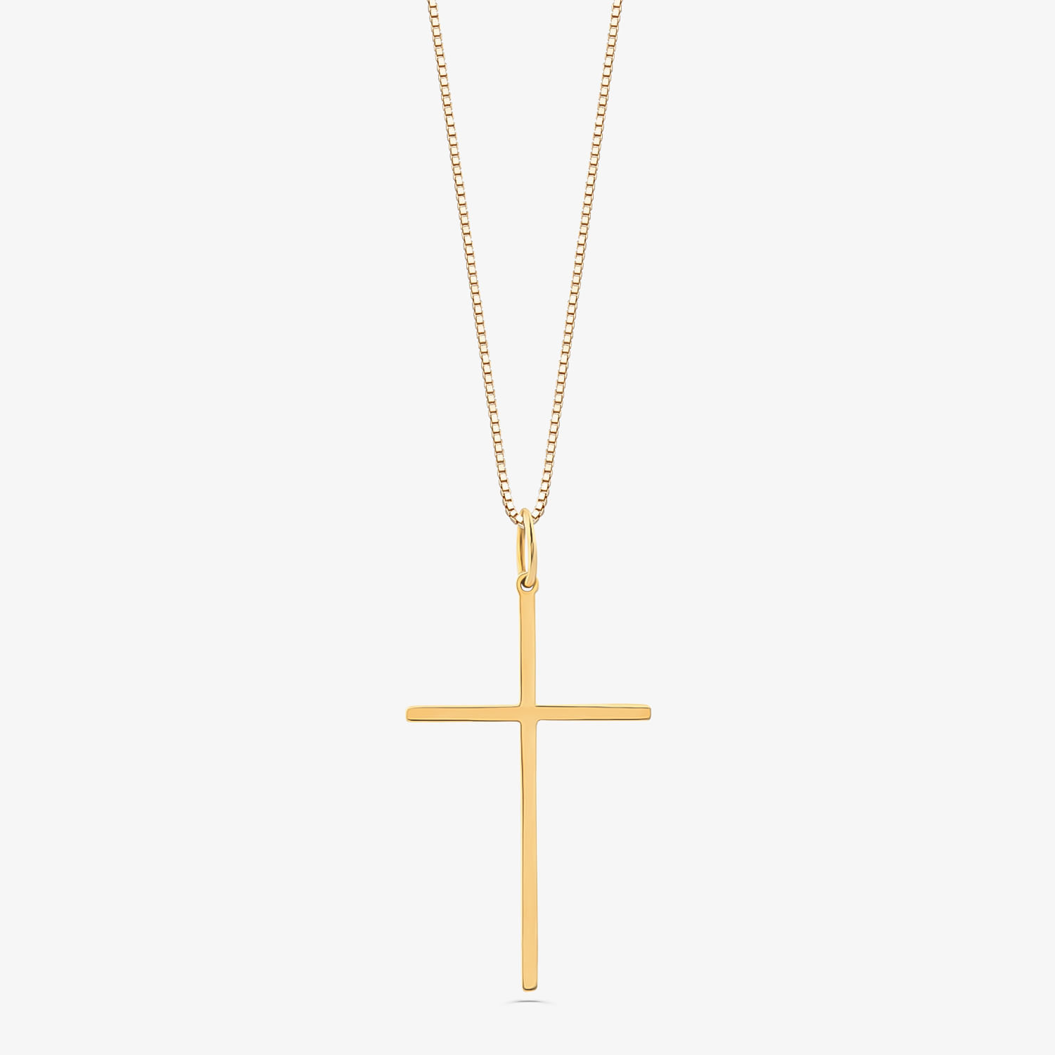 Colar com pingente de cruz dourado em fundo branco.
