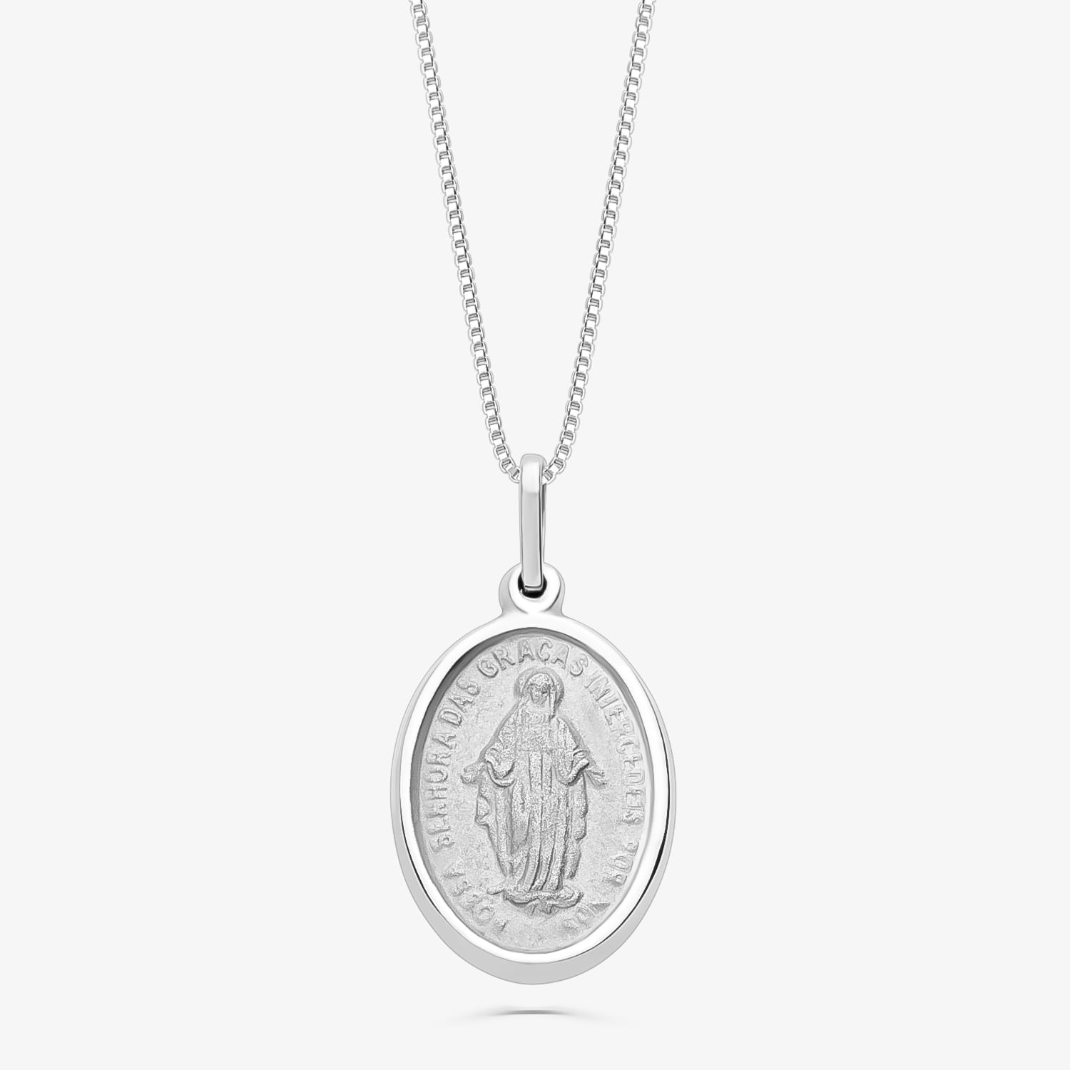 Corrente com pingente oval com imagem de uma santa e texto ao redor.