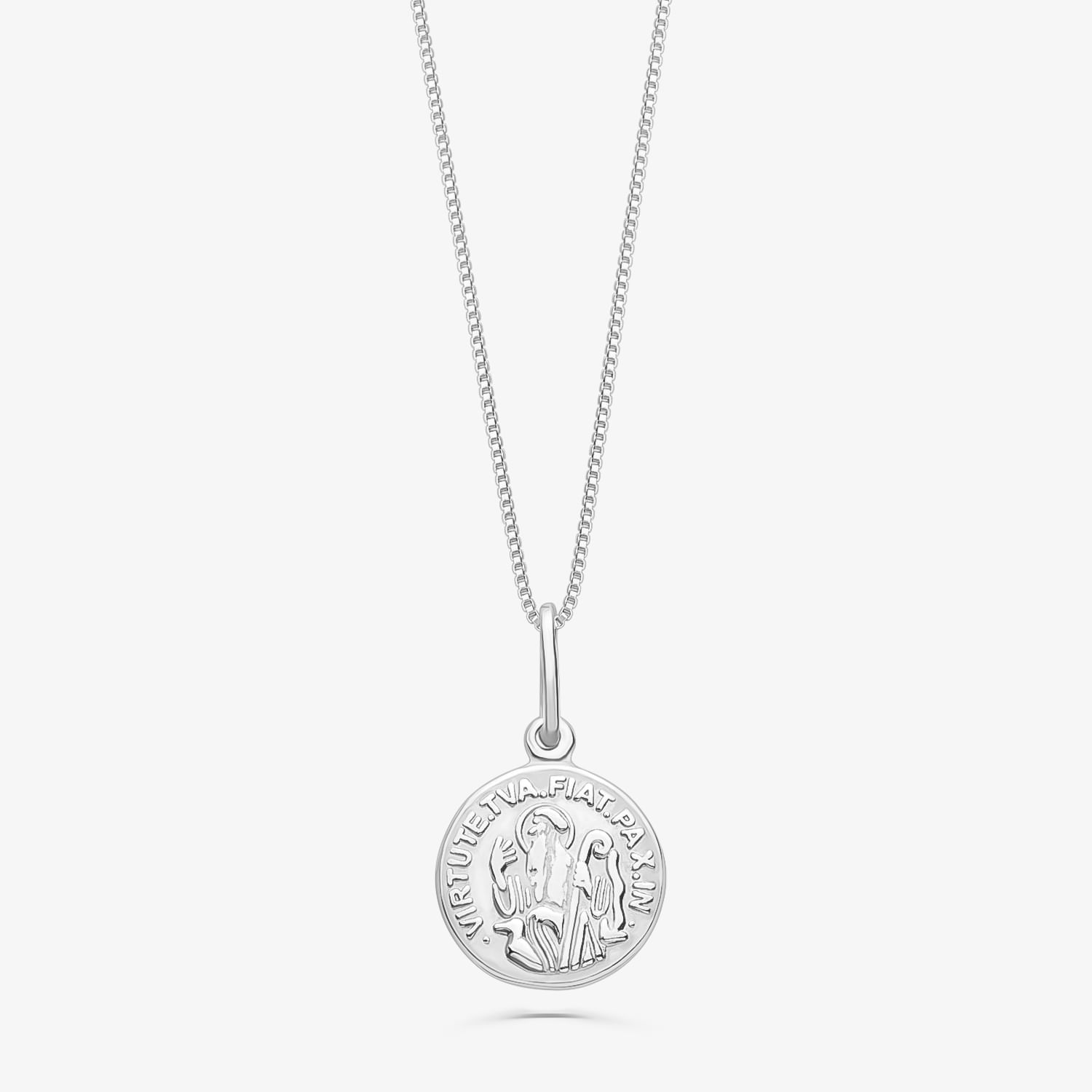 Colar com pingente circular de prata contendo uma figura religiosa e inscrição em latim.
