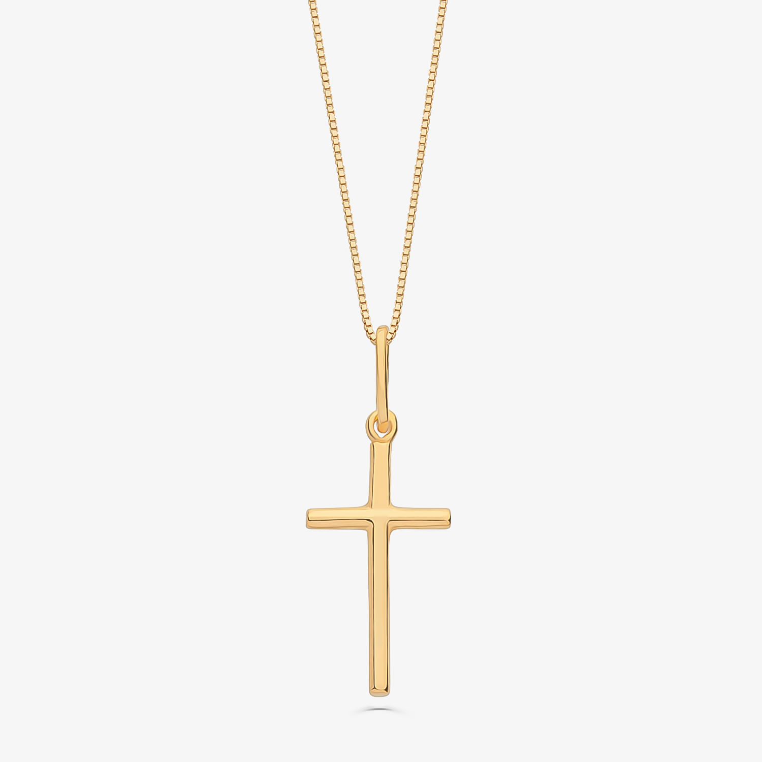 Colar com pingente de cruz dourado em corrente fina.