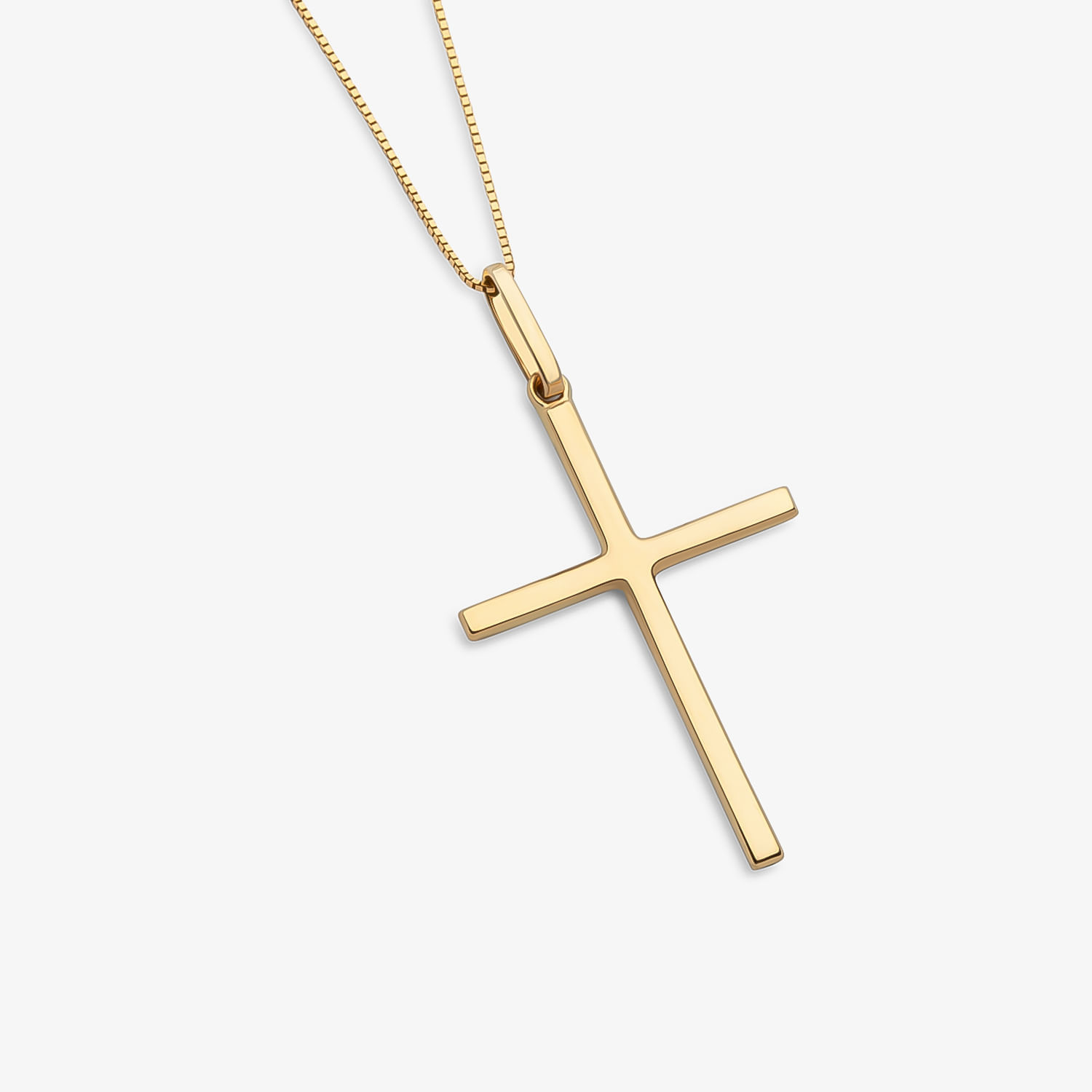 Colar com pingente de cruz dourado em fundo branco.