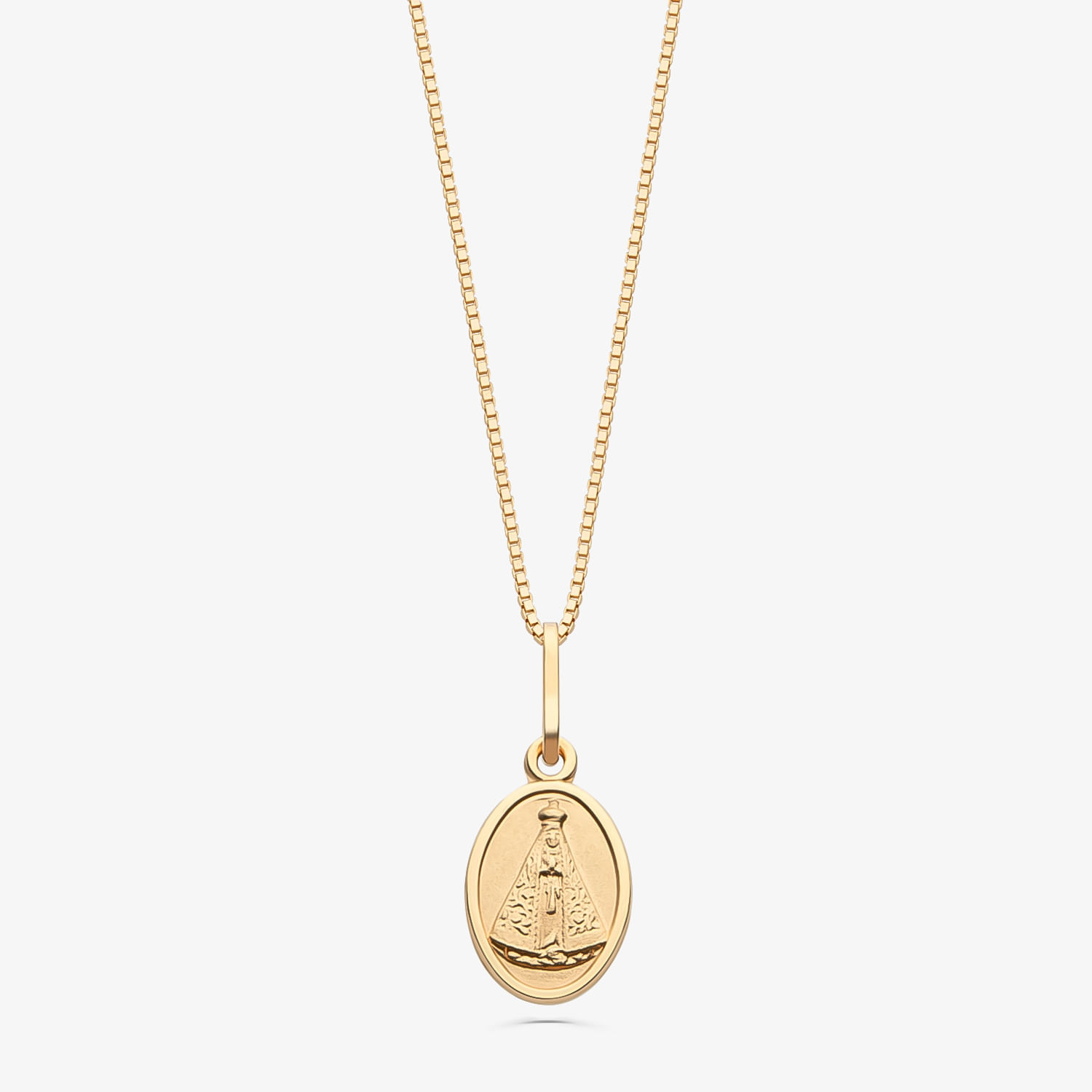 Colar com pingente oval dourado, contendo uma imagem de uma santa.