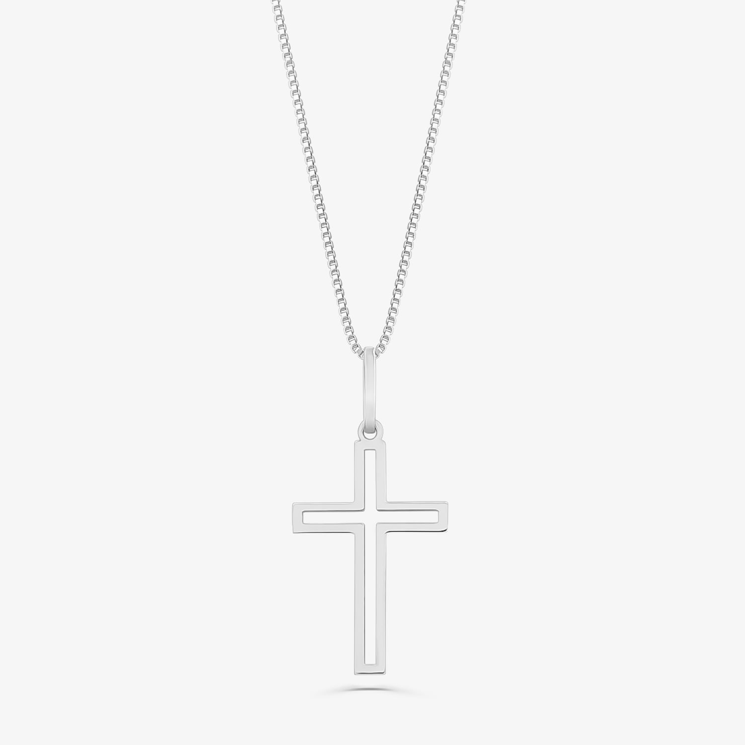 Colar com corrente prata e pingente de cruz em formato retangular.