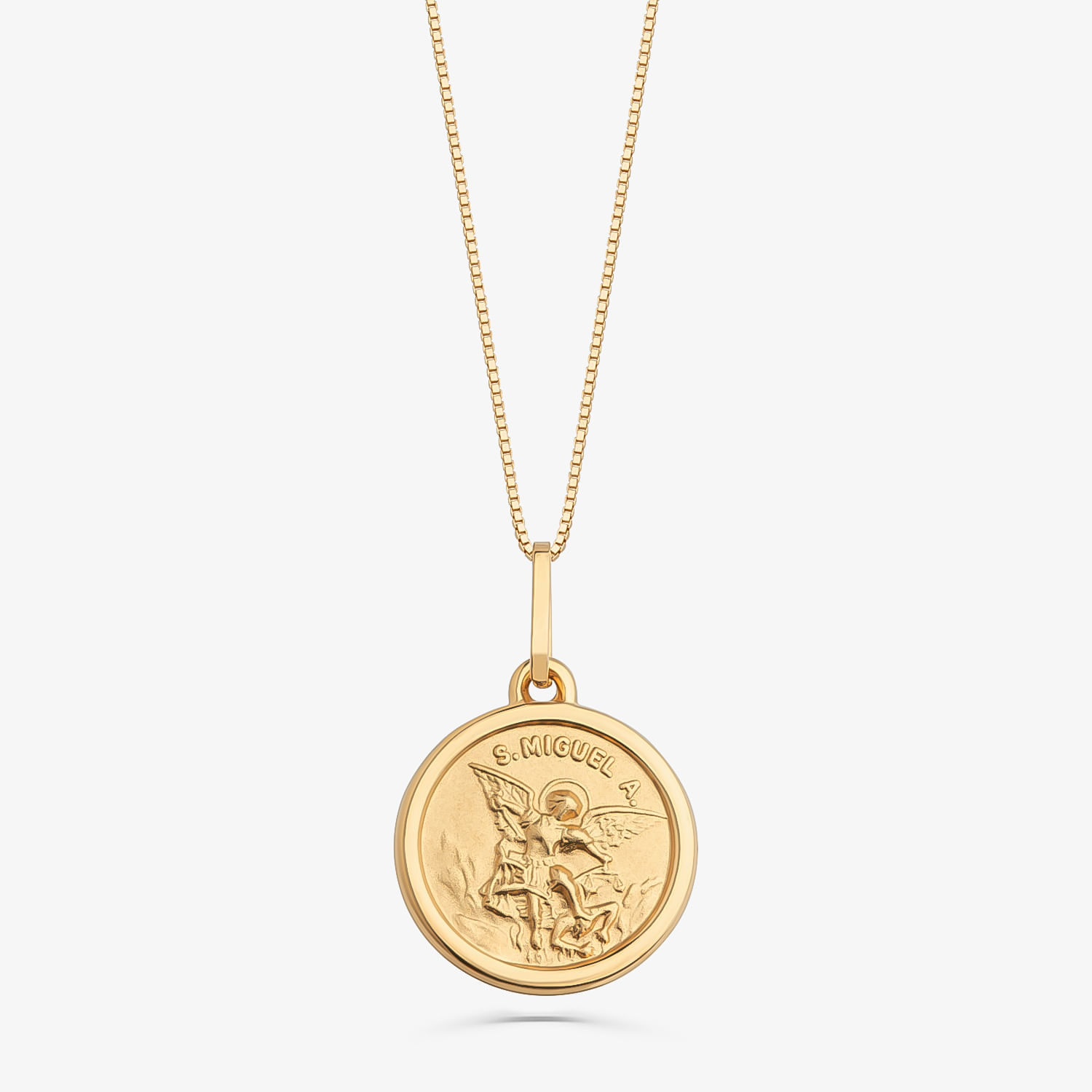 Colar dourado com medalha circular de anjo em relevo e inscrição "S. MIGUEL A" na parte superior.