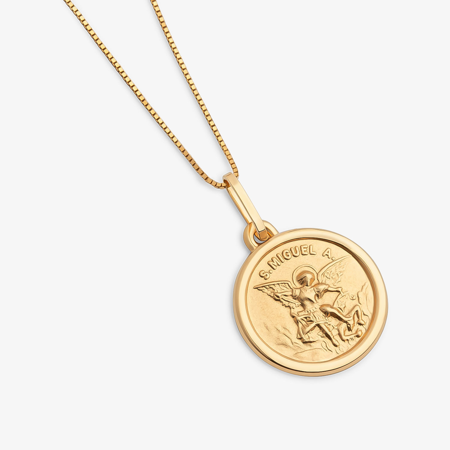 Colar dourado com pingente circular que apresenta uma imagem de um cavaleiro com asas e a inscrição "SÔNIGUEL A."