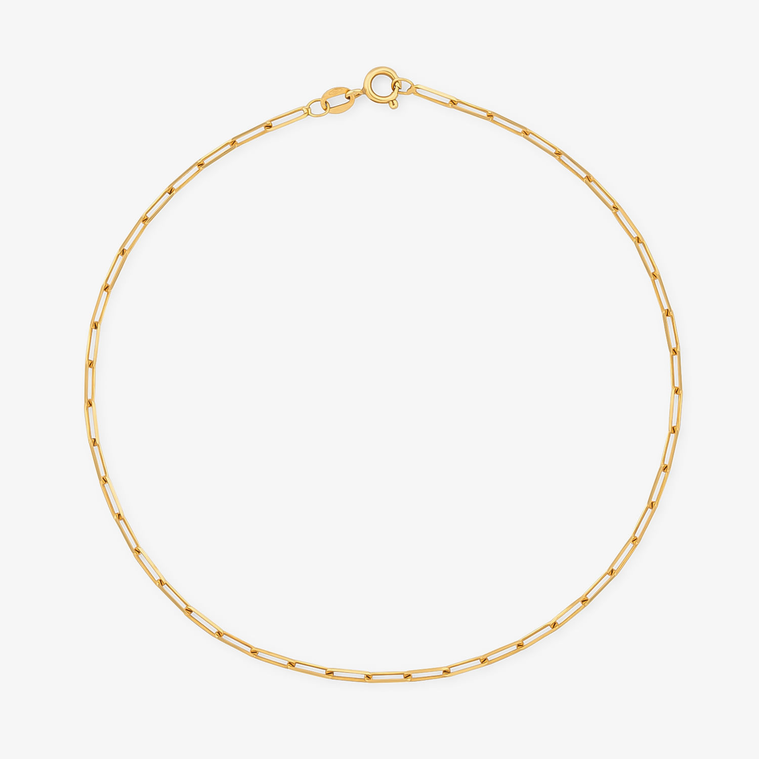 Corrente dourada fina com elos retangulares, fechada com aros de encaixe.