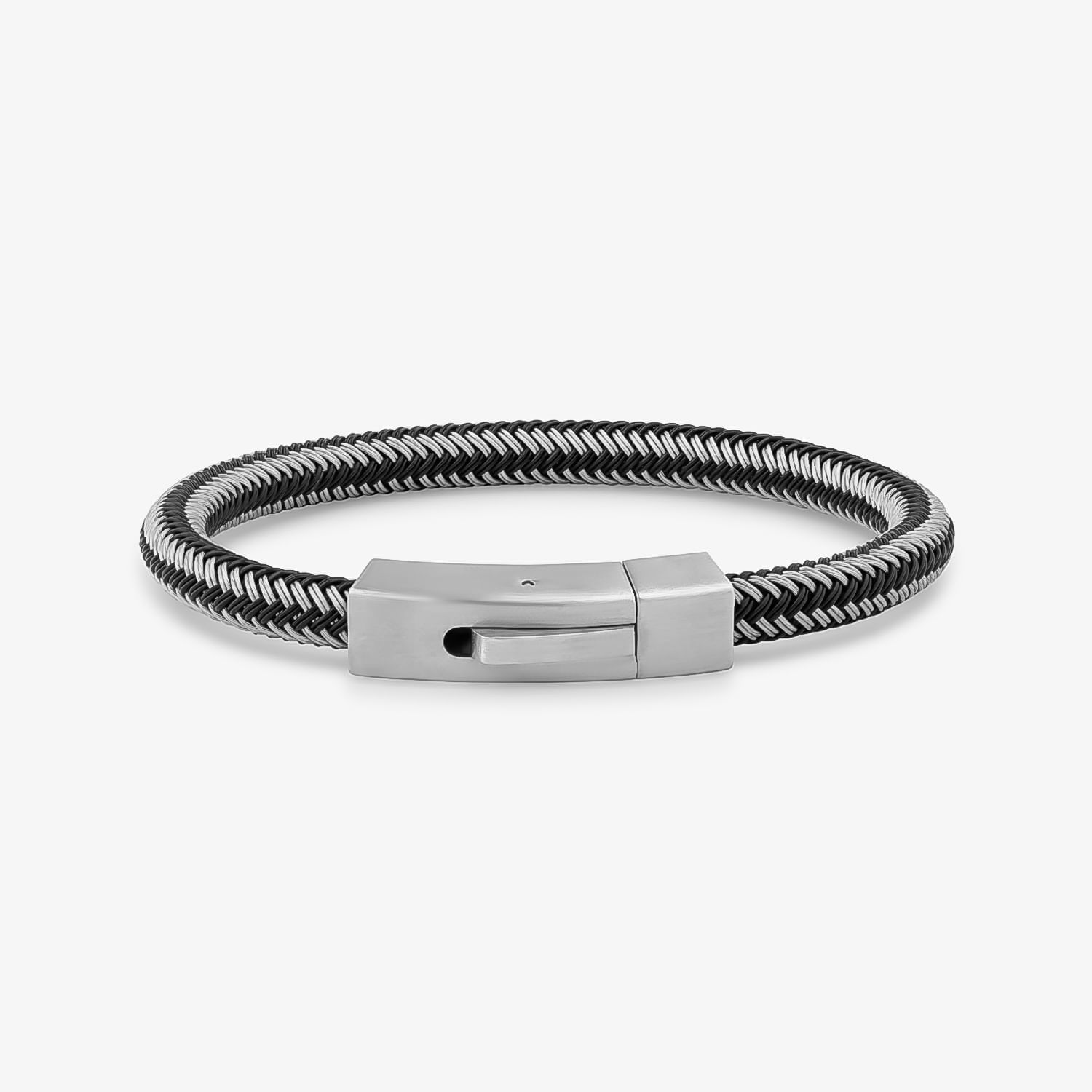 Pulseira masculina de couro trançado preto e branco com fecho prateado.