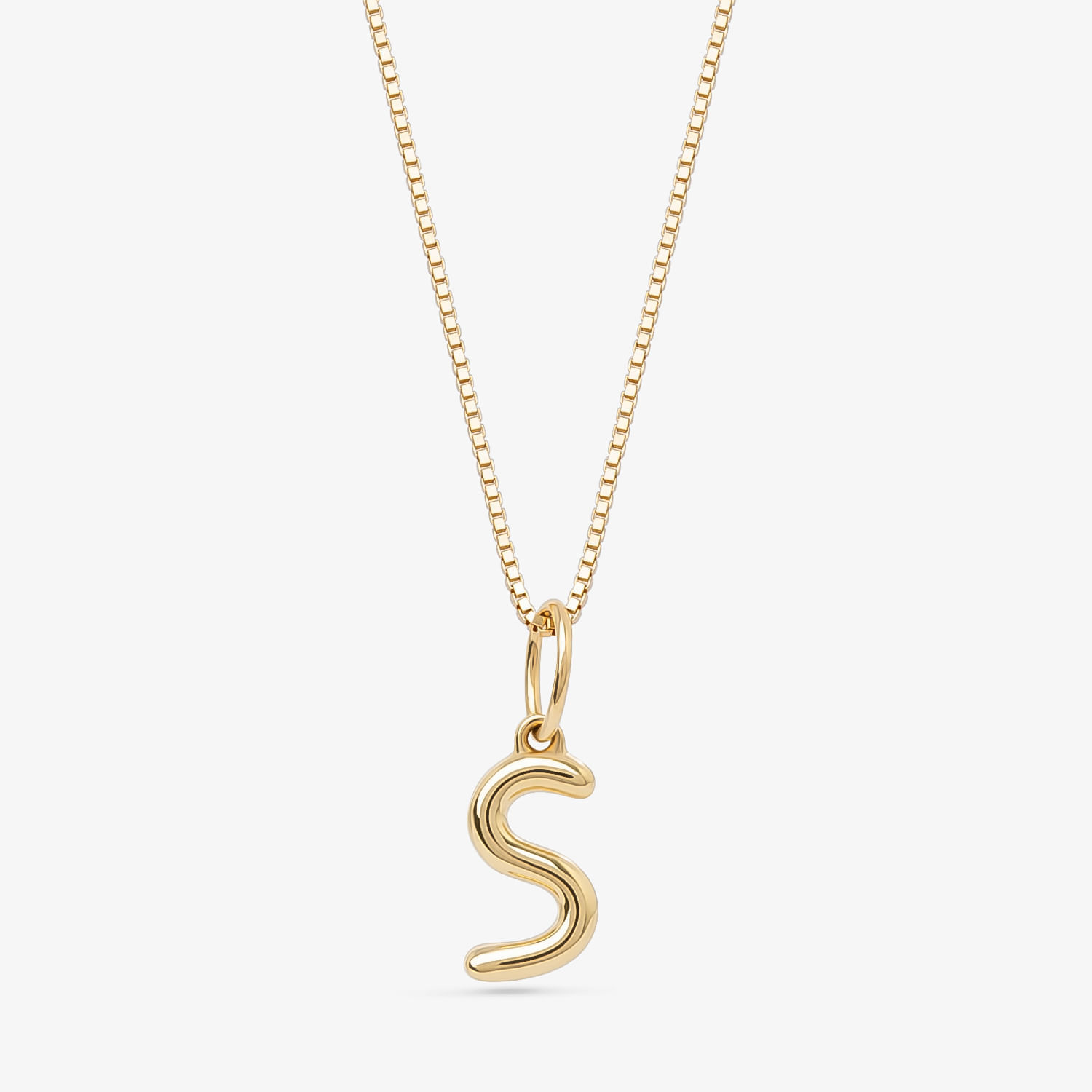 Colar com pingente de letra "S" dourado em corrente fina.