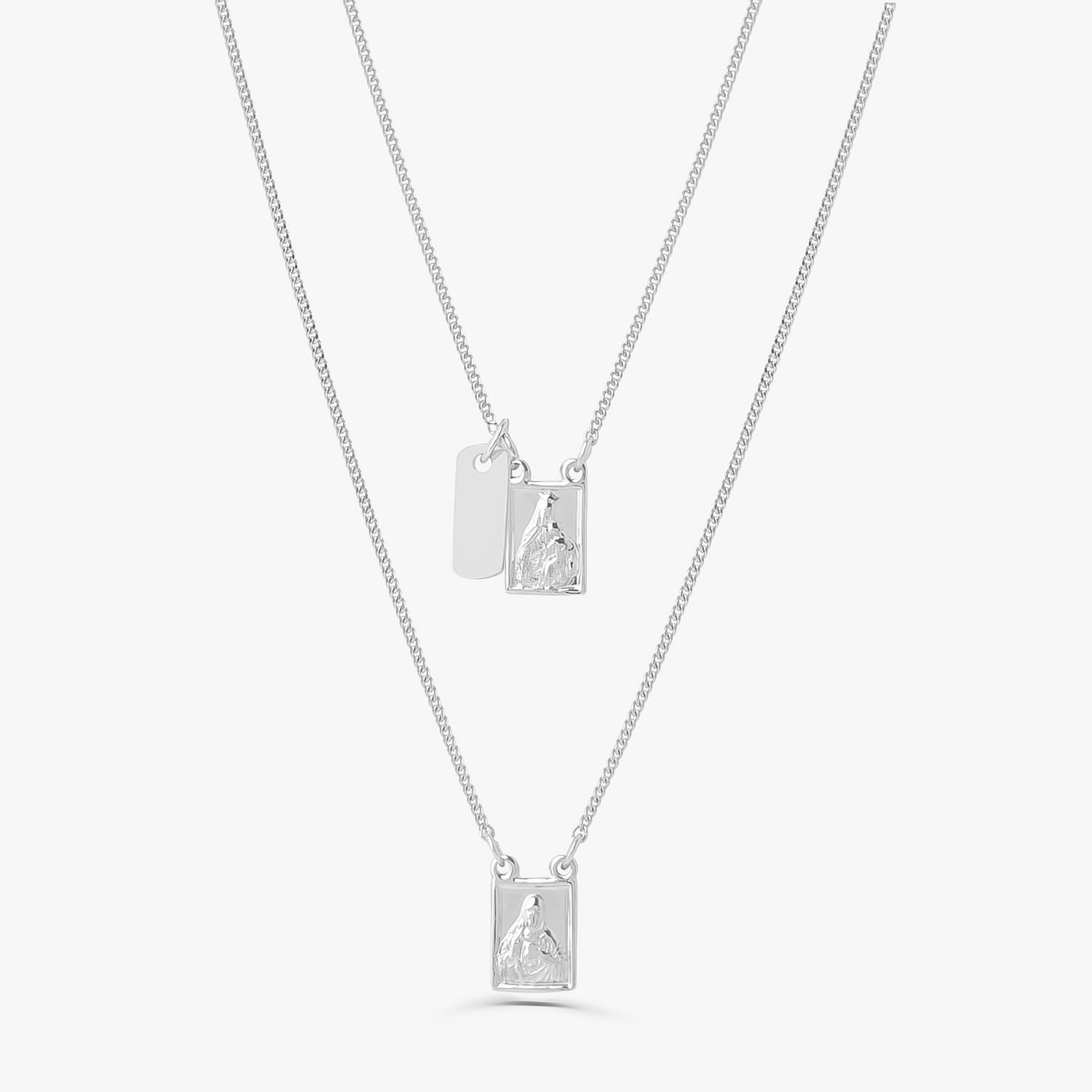 Colar com dois níveis, cada um com uma corrente fina e pingentes retangulares: uma com uma placa lisa e outra com uma imagem gravada.