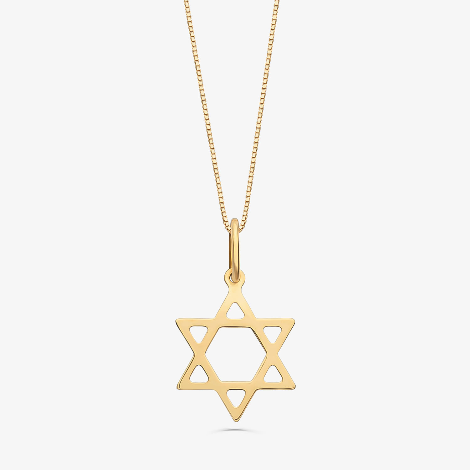 Colar dourado com pingente em formato de estrela de David.