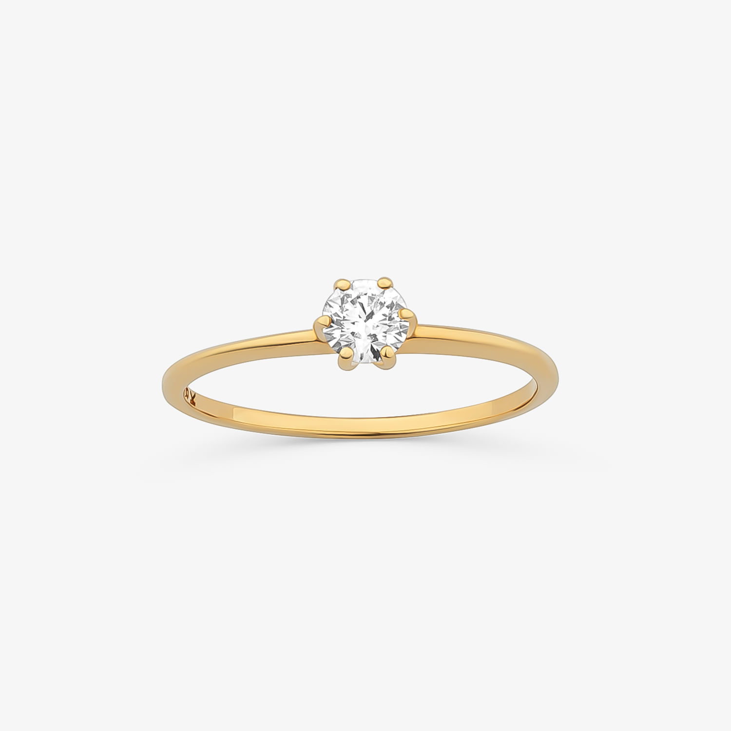Um anel de noivado com uma aliança de ouro e um único diamante redondo solitário em um fundo branco.