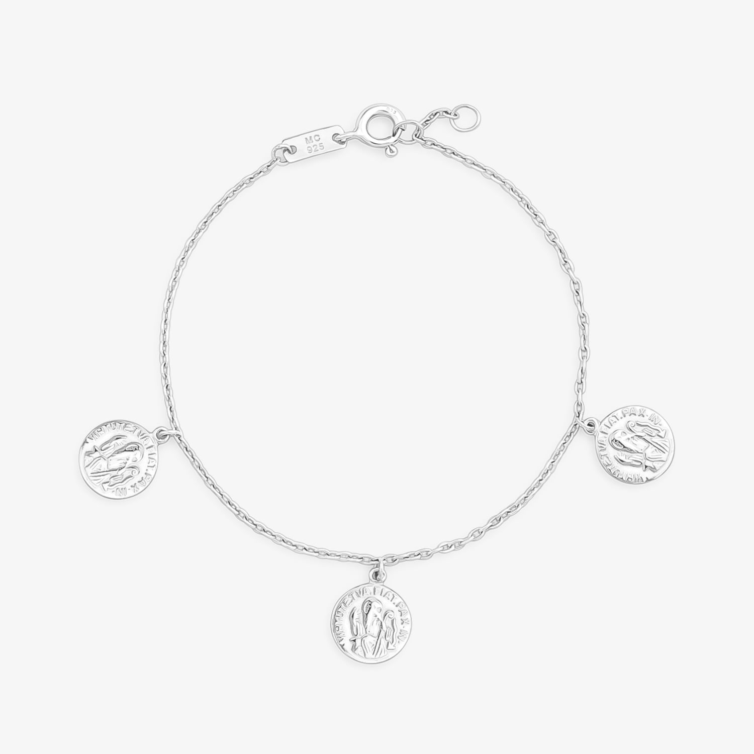 Pulseira de prata com três medalhas penduradas, uma central e duas laterais, com detalhes gravados e fecho de gancho.
