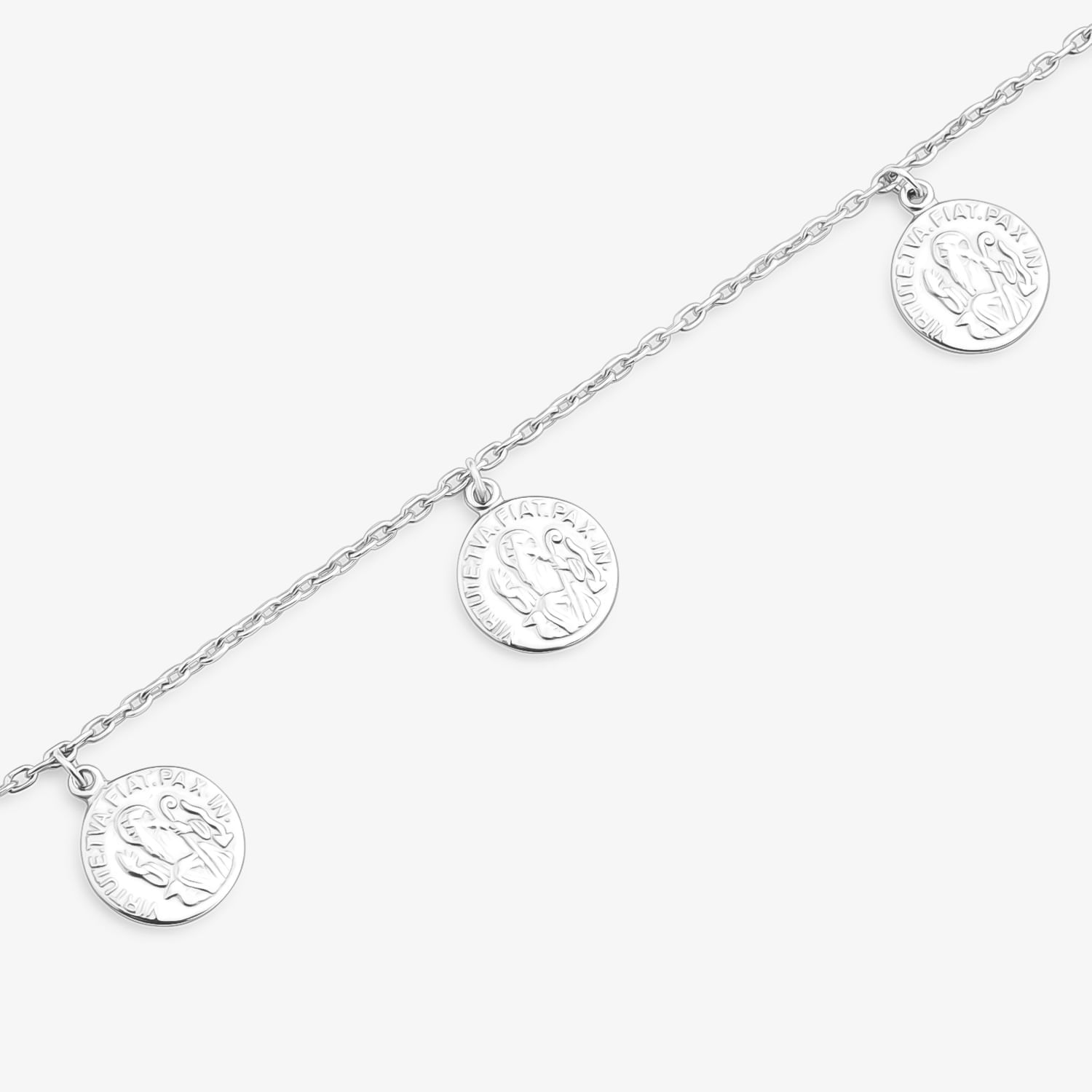 Colar prateado com três pingentes em forma de moedas, cada uma com uma figura e texto em relevo.
