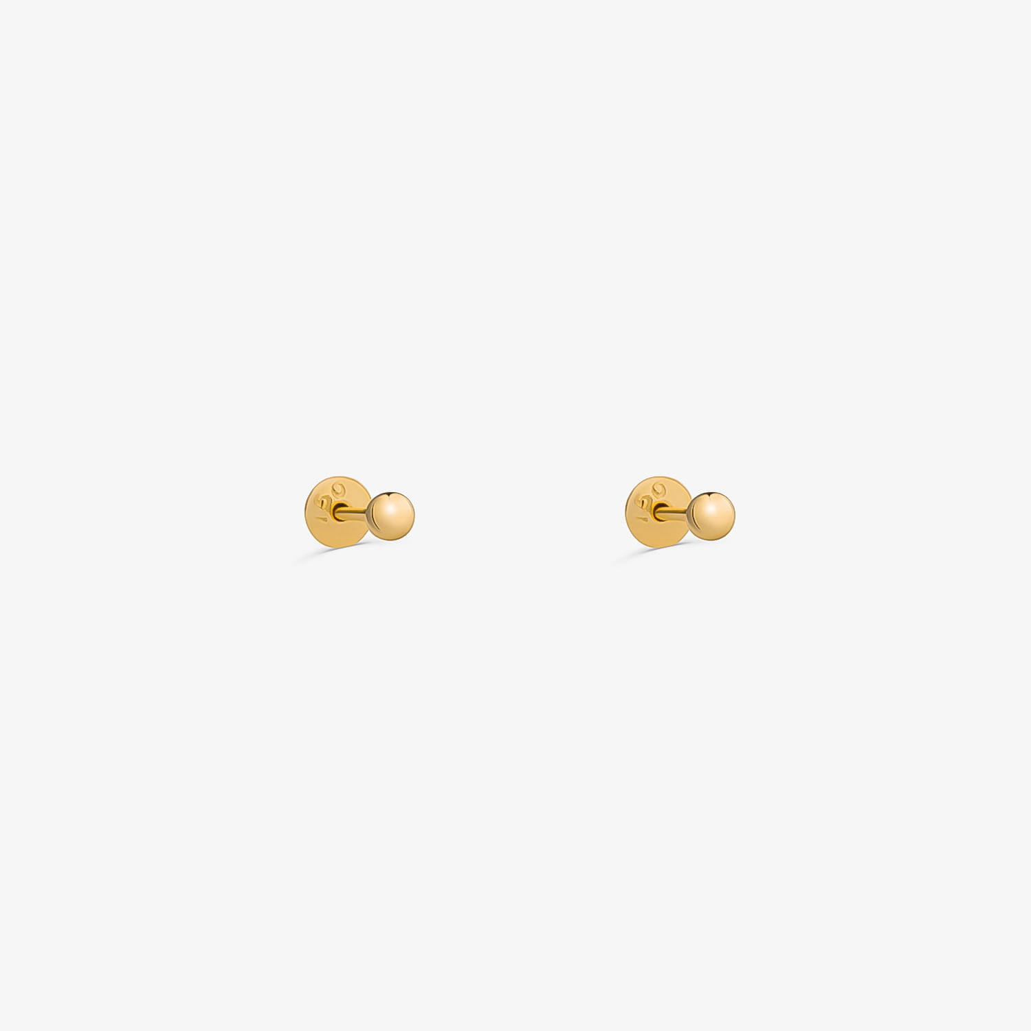 Par de brincos pequenos de ouro com detalhes em forma de esfera.