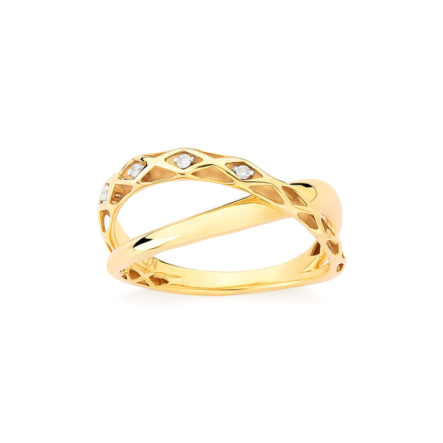 Anel dourado com detalhes vazados e pequenos diamantes embutidos.