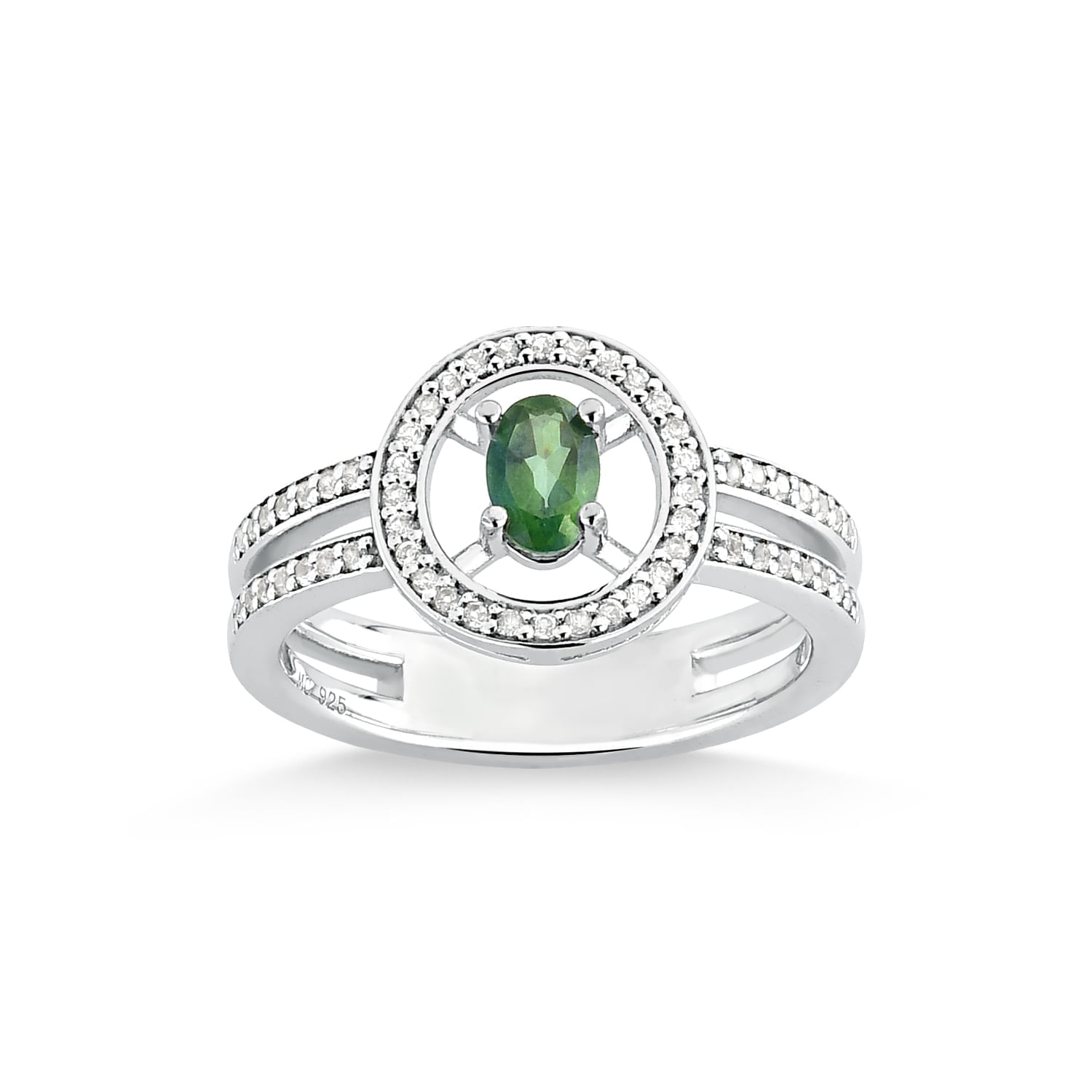 Anel prata com uma pedra oval verde central, cercada por pequenos cristais, e detalhes duplos na tira.