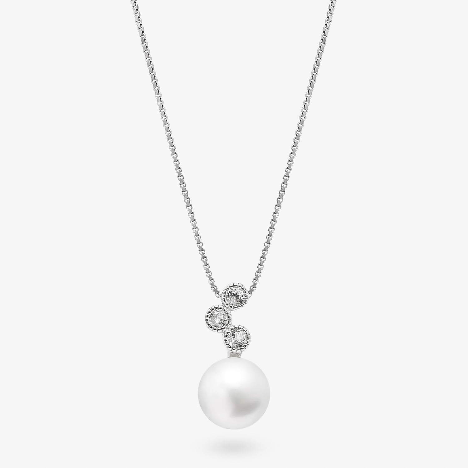 Colar com pingente de pérola e detalhes de zircônias em prata.