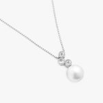 Colar com pingente de pérola e detalhes de zircônias em prata.