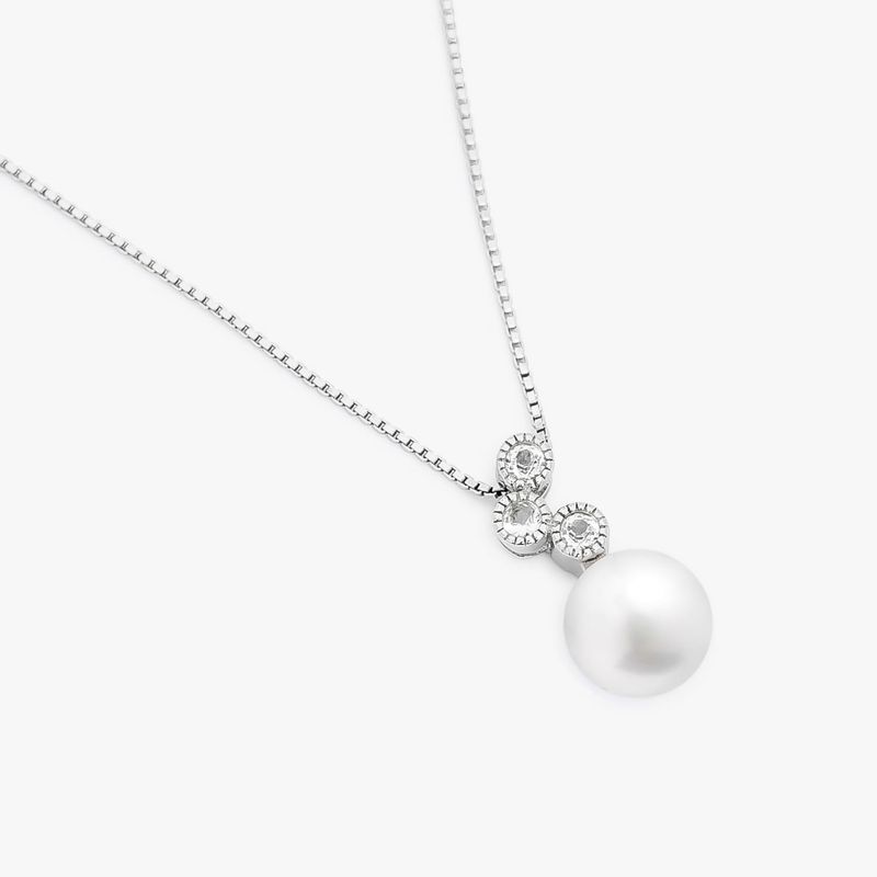 Colar com pingente de pérola e detalhes de zircônias em prata.